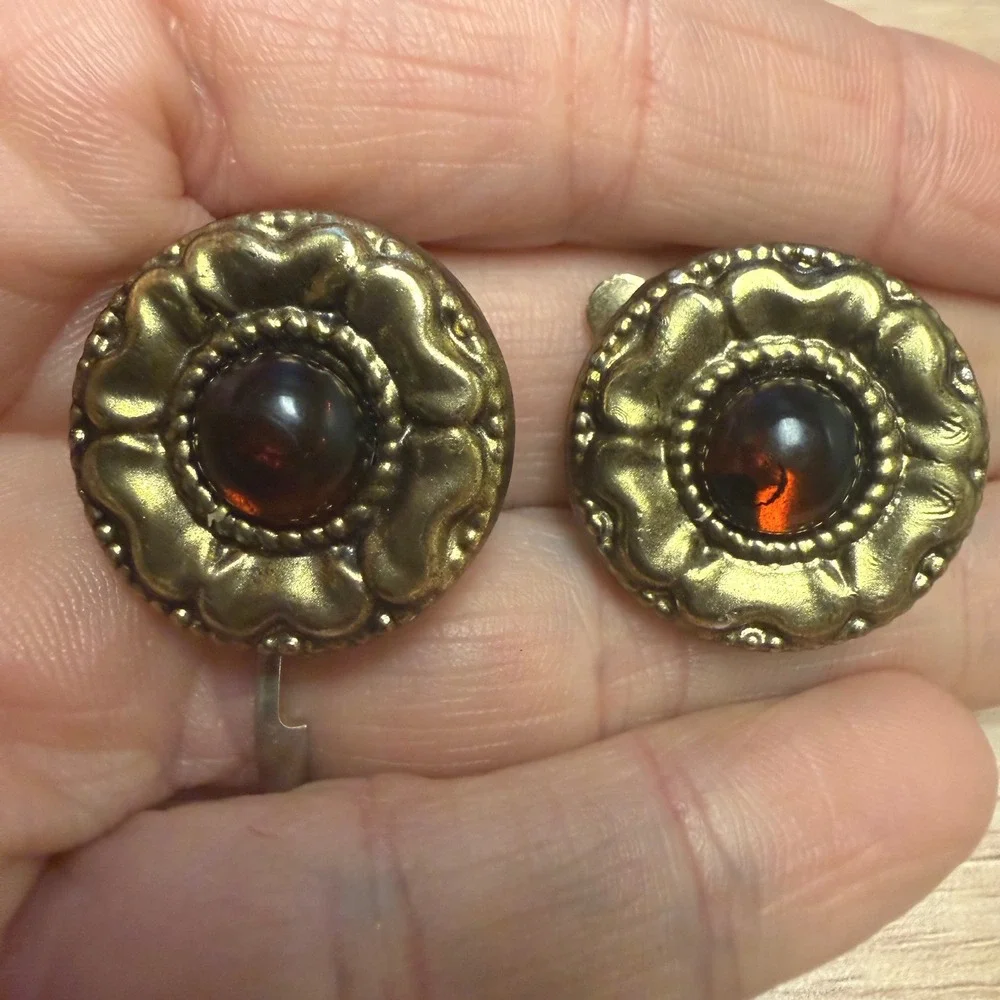 Vintage Gold Tone Amber Cabochon Floral Clip On Earrings Ornate Round Studs 1